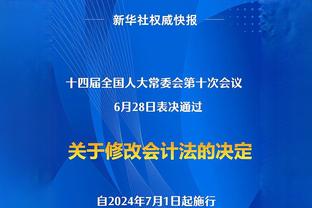 这么巧？当年金球奖女主持人采访C罗时肩带滑落